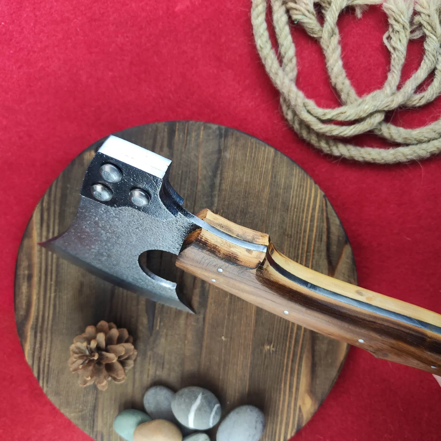 تبر چکشی فولاد یکتکه هما مدل سفارشی (تیغه ck75و دسته چوب گردو) دست ساز زنجان — تصویر ۷