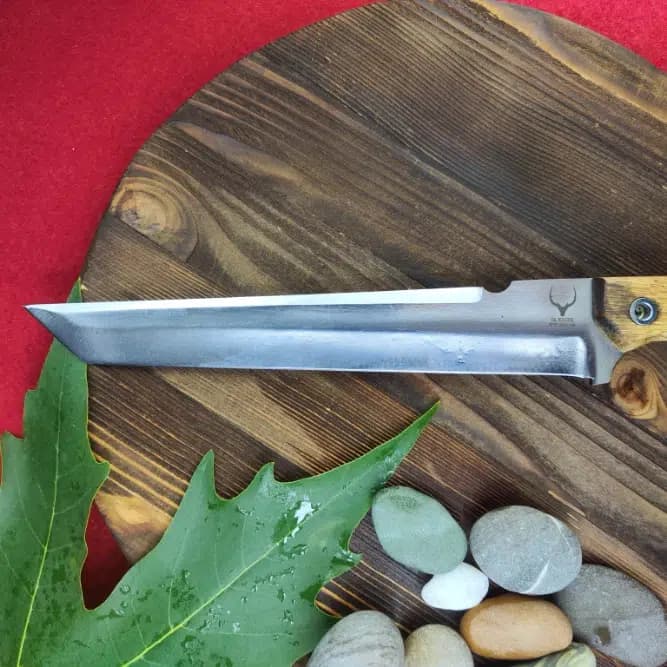 چاقو شکاری طرح تانتو ژاپنی ایران نایف (تیغه یک‌تکه فولاد CK60 و دسته چوب چنار) دست ساز استاد سید عباس وفی زنجان — تصویر ۶