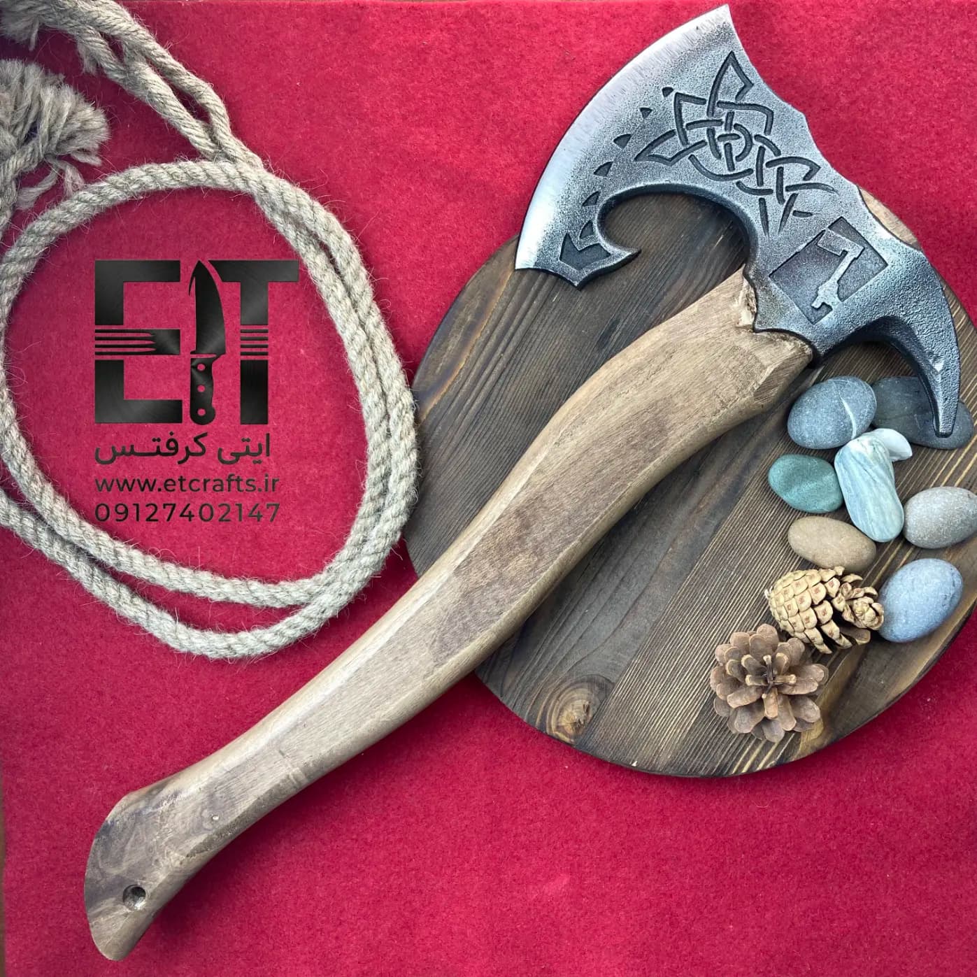 تبر فولادی مدل یخ شکن سعید بیات (تیغه فولاد ریختهگری دستساز زنجان با دسته چوب نارون) — تصویر ۲