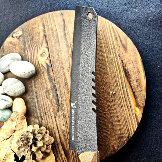 چاقو چاپر رنگ کوره مصطفی (تیغه فولاد یک تکه 80CRV2) با دسته چوب جنگلی + غلاف چرمی — تصویر ۴