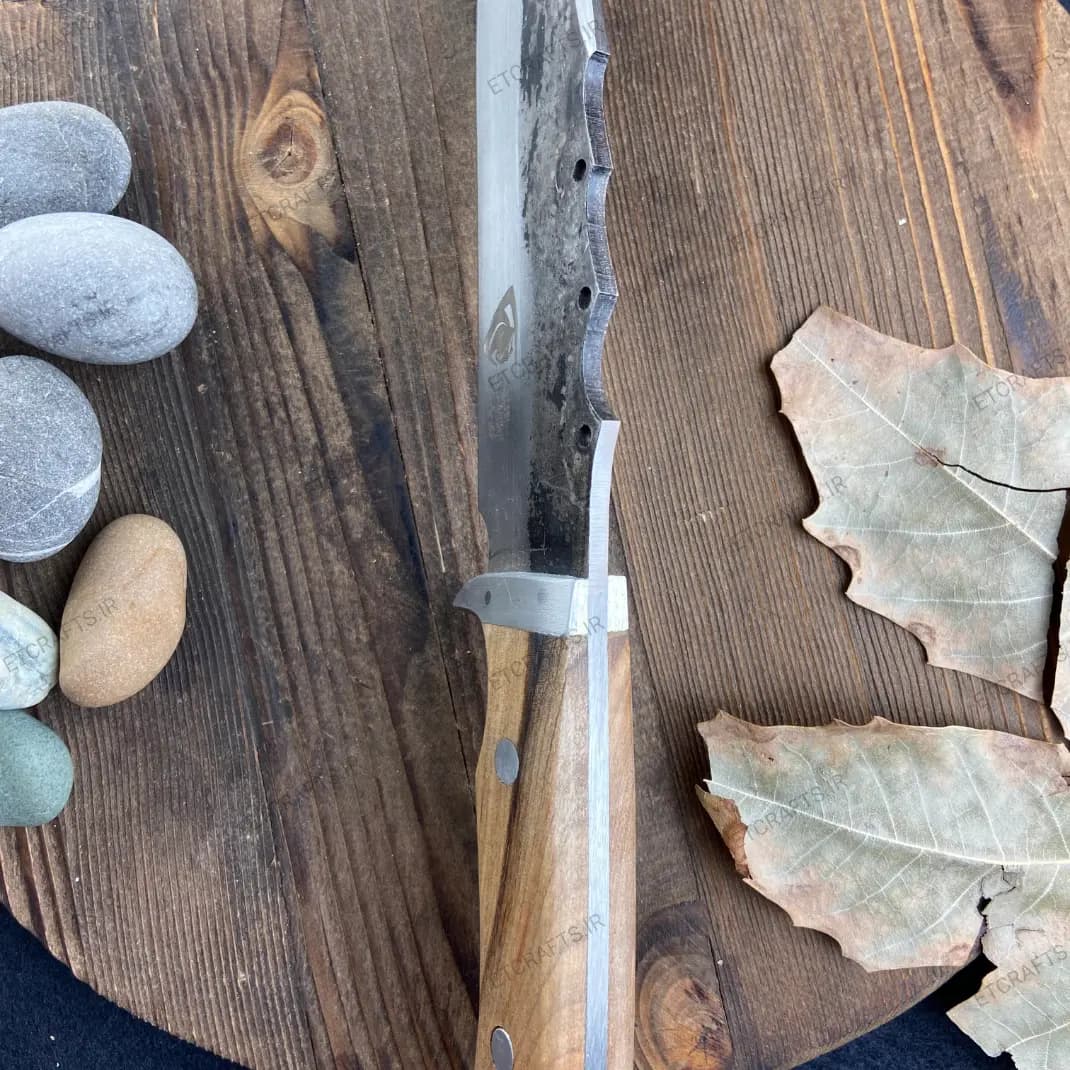 چاقو بوشکرفت مروارید مدل حلقه دار دست ساز زنجان| تیغه فولاد 80CRV2 (ضخامت ۵ میل) با دسته چوب جنگلی + غلاف چرم — تصویر ۸