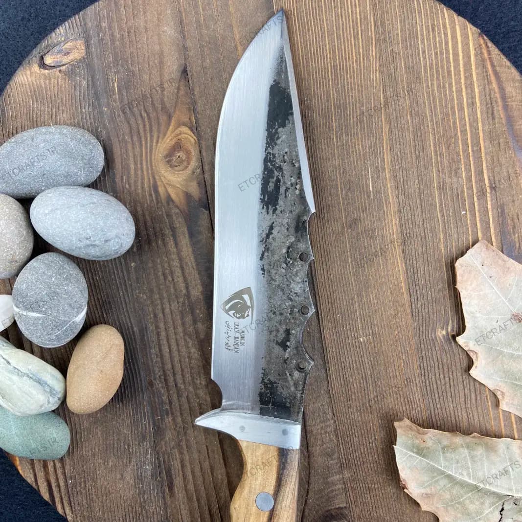 چاقو بوشکرفت مروارید مدل حلقه دار دست ساز زنجان| تیغه فولاد 80CRV2 (ضخامت ۵ میل) با دسته چوب جنگلی + غلاف چرم — تصویر ۶
