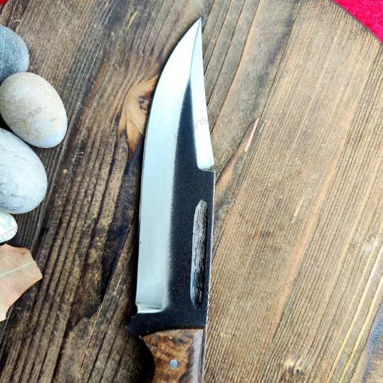 چاقو شکاری حسین نوری سایز بزرگ دست ساز زنجان (فولاد 80CRV2، دسته گردو + غلاف چرمی) — تصویر ۶