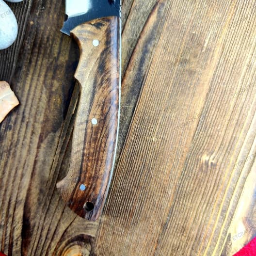 چاقو شکاری حسین نوری سایز بزرگ دست ساز زنجان (فولاد 80CRV2، دسته گردو + غلاف چرمی) — تصویر ۷