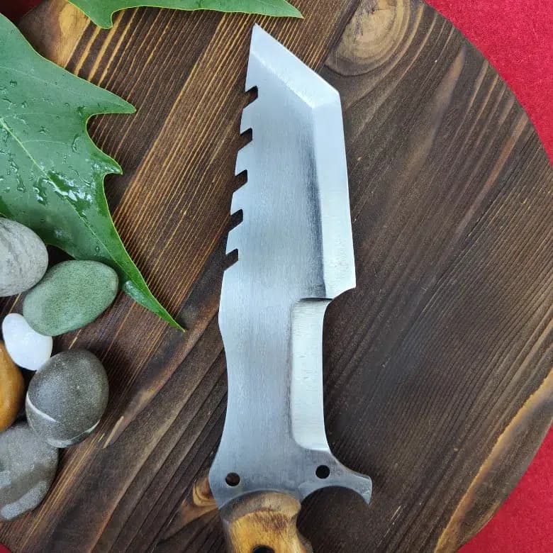 چاقو شکاری ایران نایف مدل شاخ کرگدن طرح Tahoma دست ساز زنجان (فولاد 80CRV2 دو پخ) + غلاف چرم دست دوز — تصویر ۷