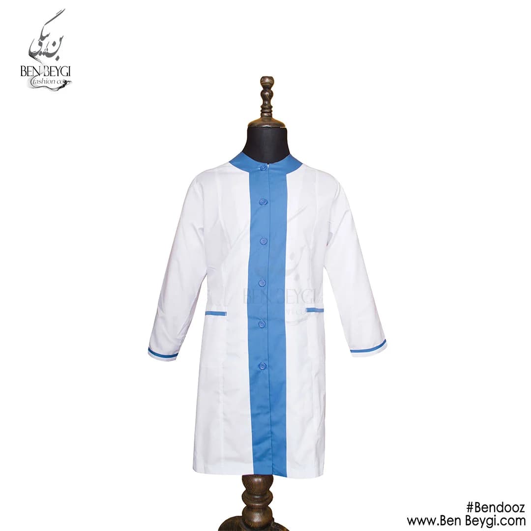 مانتو شلوار کار زنانه پارچه کجراه رنگ سفید خرجکار آبی یک ردیف دکمه قد 100 یقه گرد کد 25511