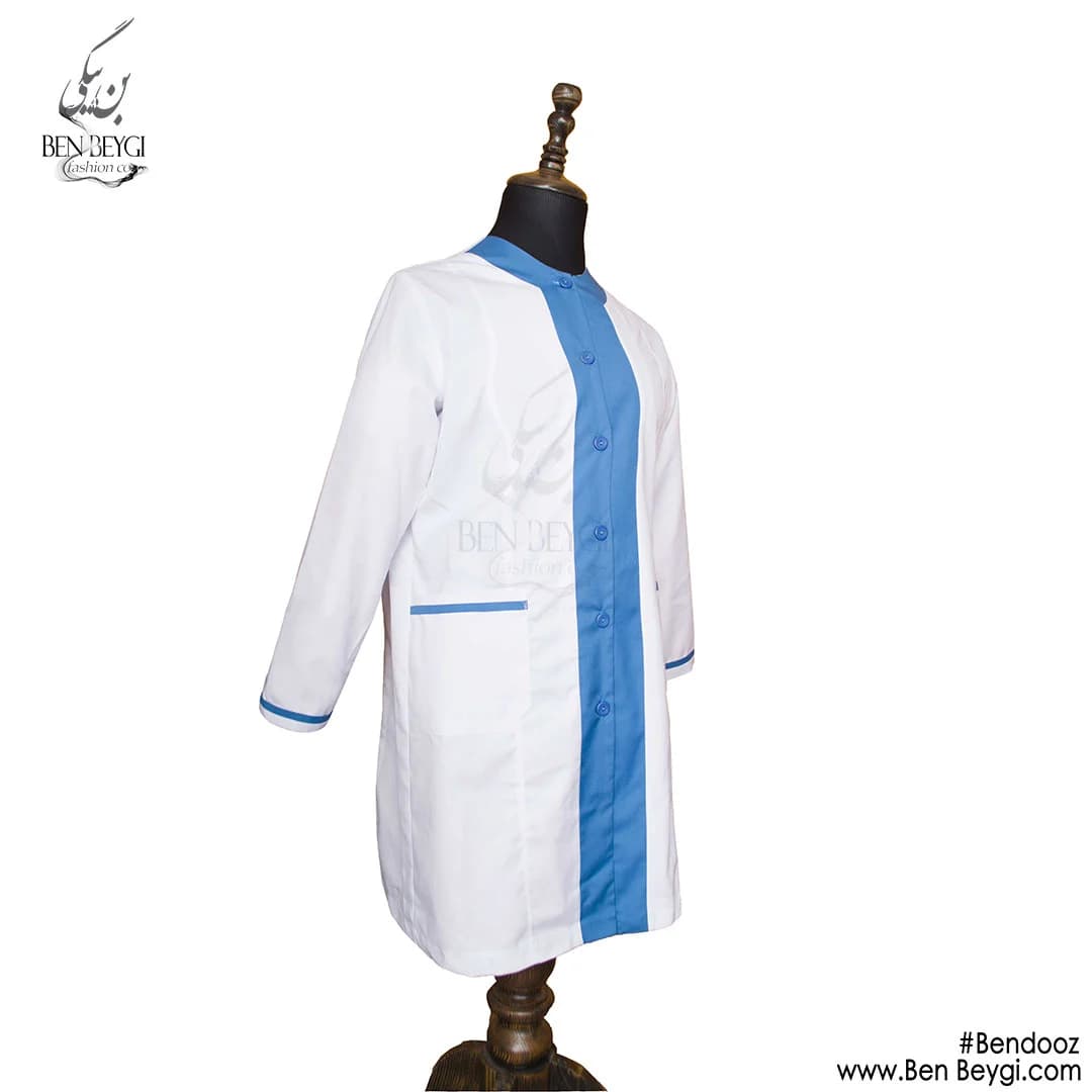 مانتو شلوار کار زنانه پارچه کجراه رنگ سفید خرجکار آبی یک ردیف دکمه قد 100 یقه گرد کد 25511 — تصویر ۲