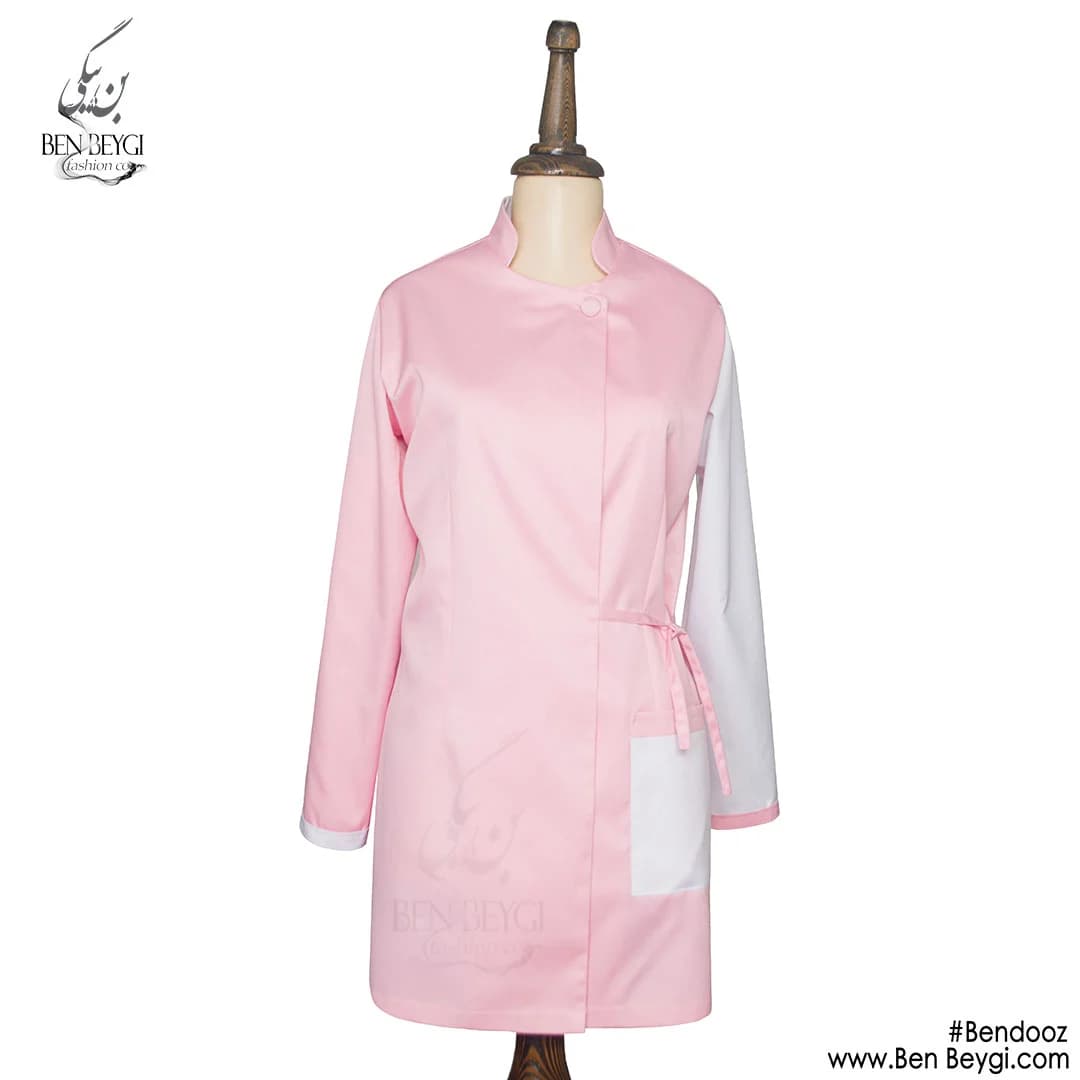 مانتو شلوار کار زنانه پارچه کجراه رنگ صورتی خرج کار سفید یقه ایستاده قد 95 کد 23819