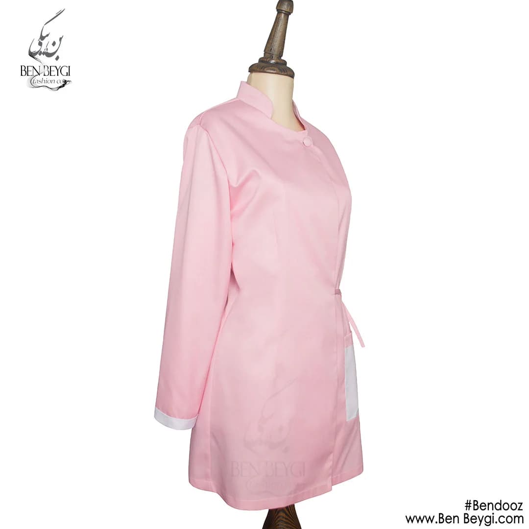مانتو شلوار کار زنانه پارچه کجراه رنگ صورتی خرج کار سفید یقه ایستاده قد 95 کد 23819 — تصویر ۲