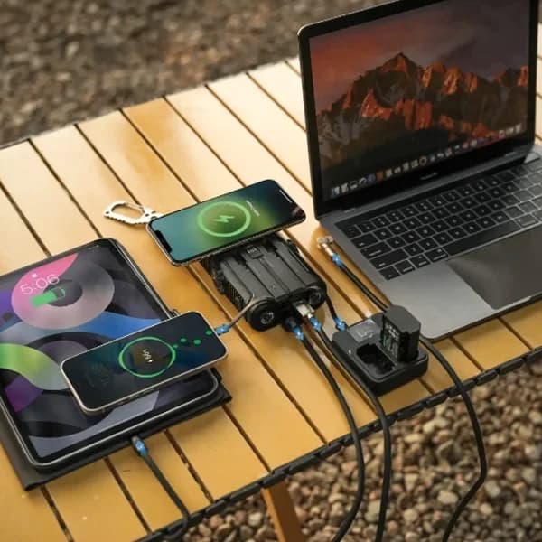 پاوربانک خورشیدی 20وات 20000 پاورولوژیPowerology Helio Lux MagSafe Solar Power Bank PPBCHAW53BK — تصویر ۴