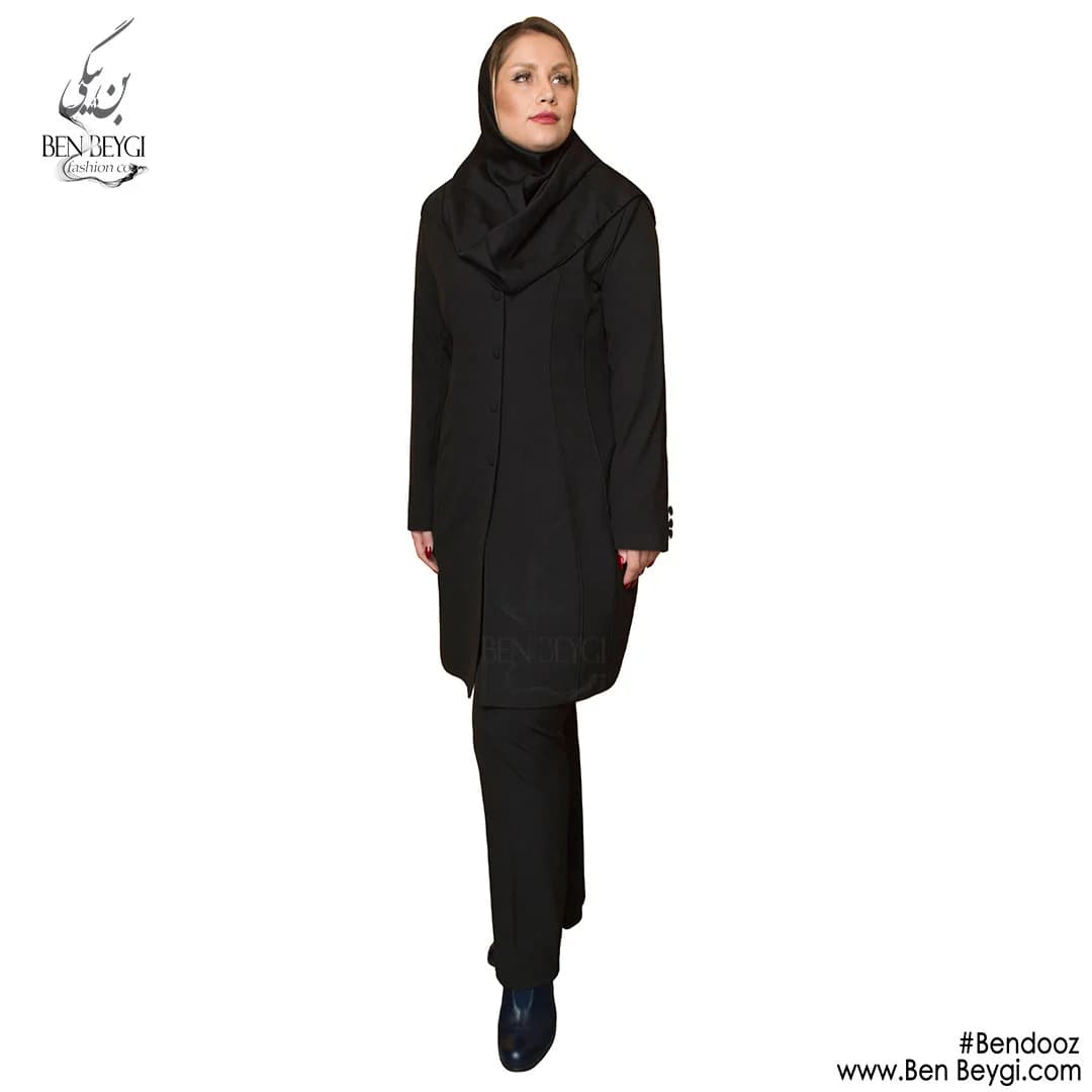 مانتو شلوار اداری مشکی مغزی دوزی دوبرش مدل یقه گرد پارچه بزیاق قد 95 کد RE-23480 — تصویر ۲