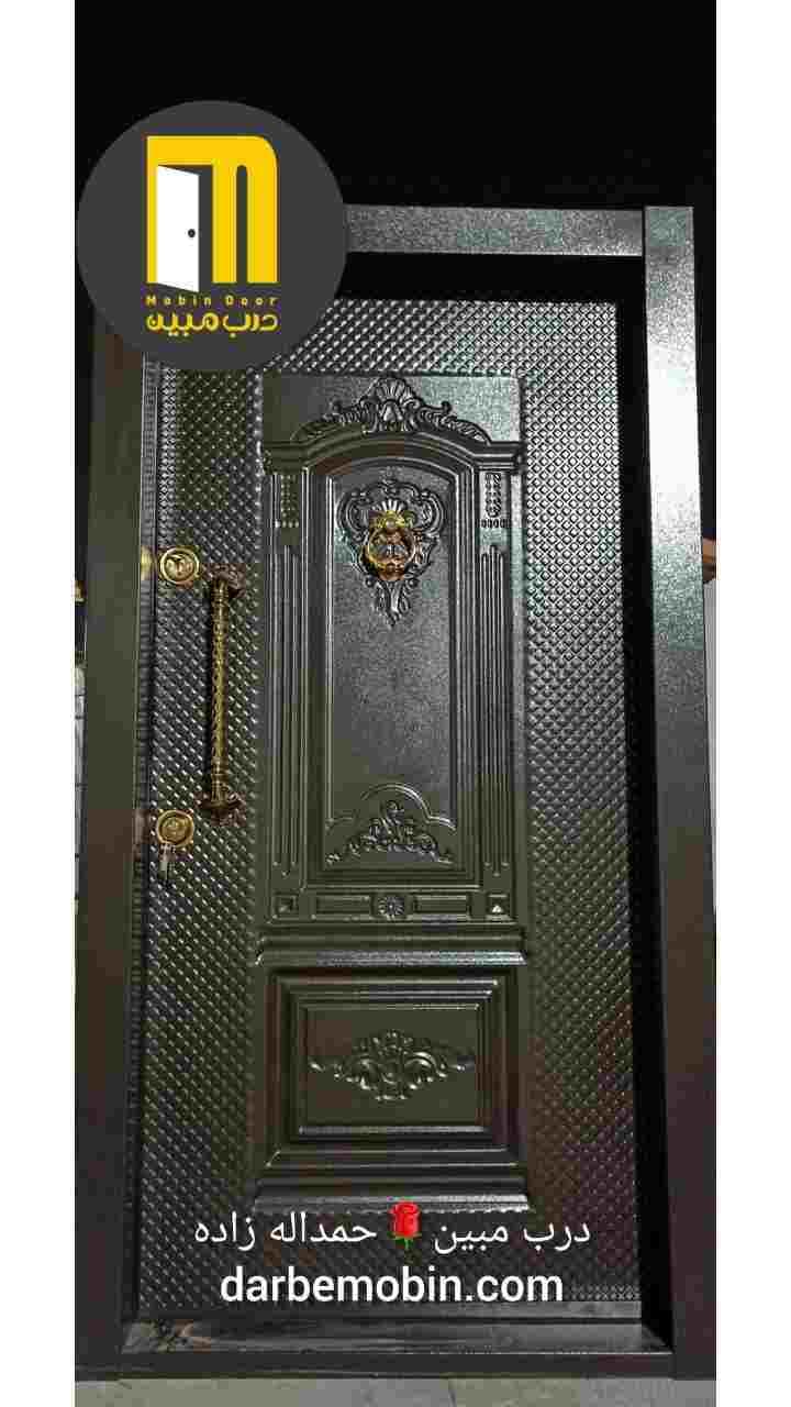 درب ضدسرقت ملکه (قهوه ای تیره) روی فلزی پشت CNC