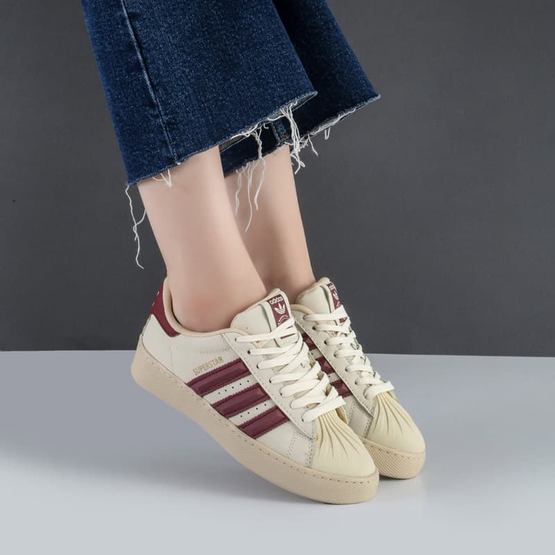 کفش و کتانی زنانه و دخترانه مدل آدیداس ADIDAS رنگ کرم زرشکی کد F108 — تصویر ۲