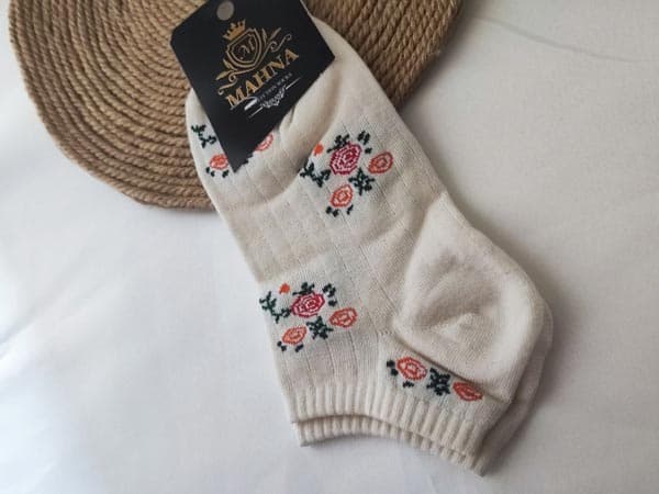 جوراب گلدار کرم| شیک و نرم — تصویر ۳