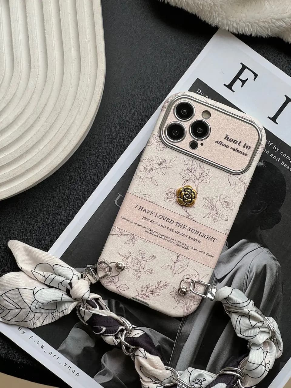 قاب گل طلایی با بند — تصویر ۳