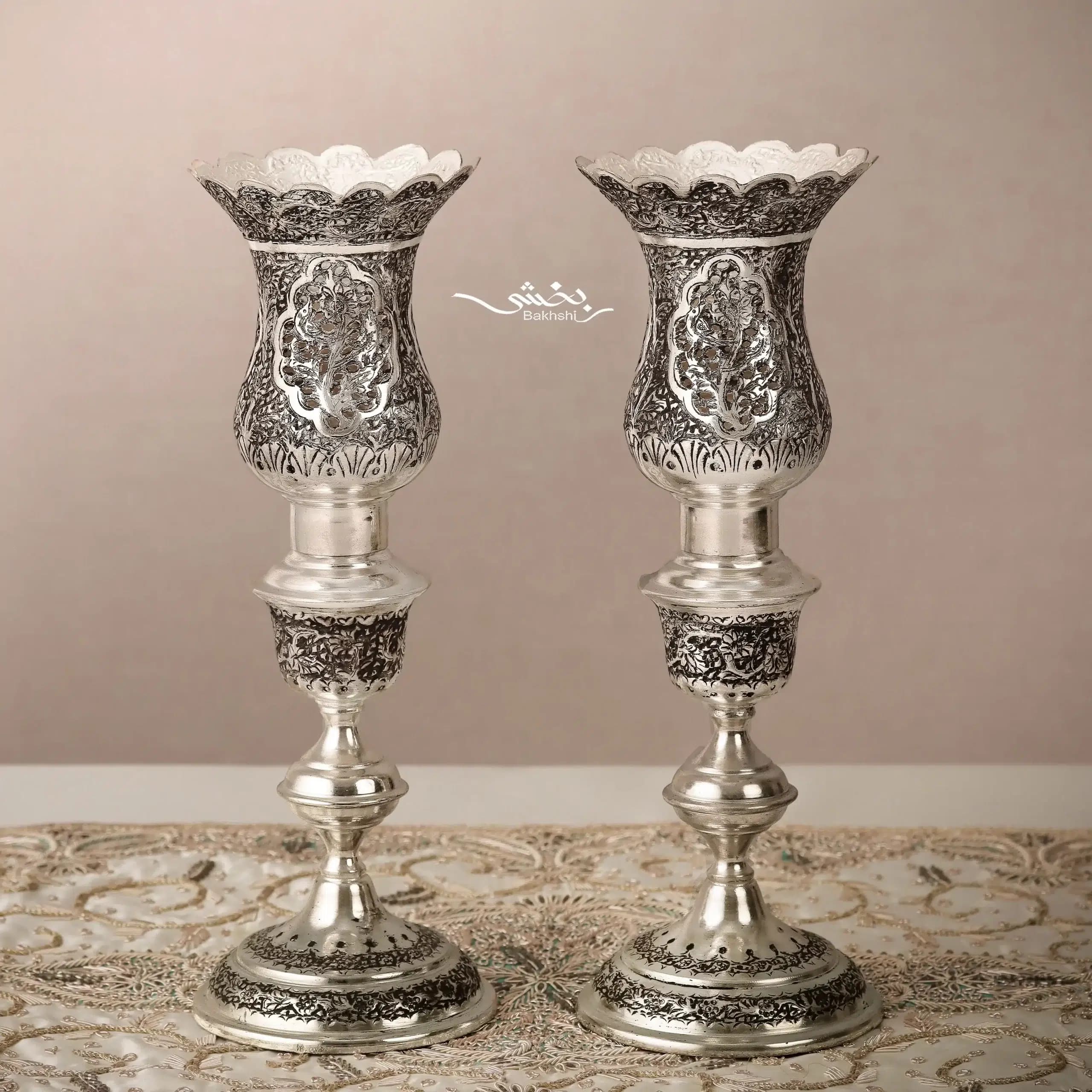ست آینه نقره گهواره ای تاجدار و شمعدان لاله گل و مرغ — تصویر ۳