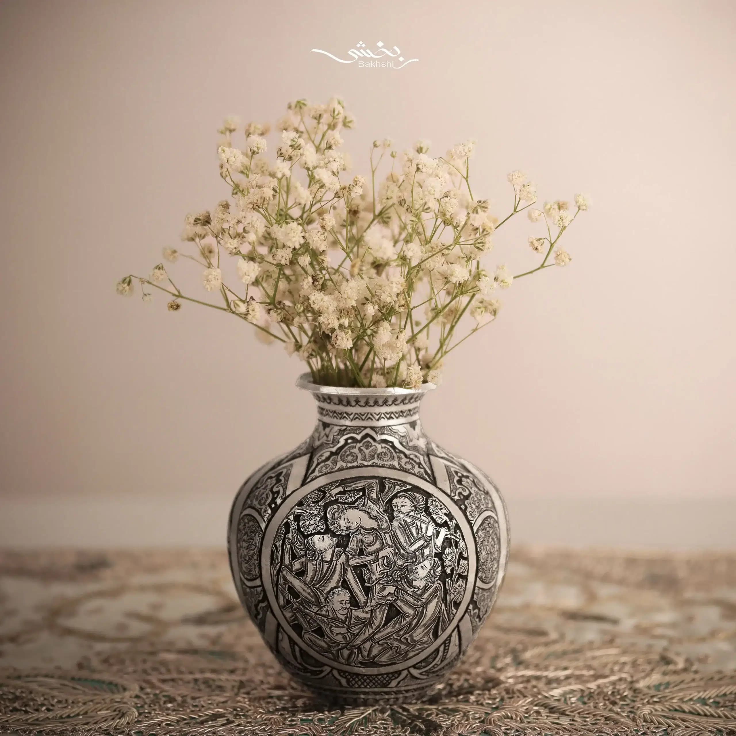 ست آینه نقره گهواره ای تاجدار و شمعدان لاله گل و مرغ — تصویر ۵