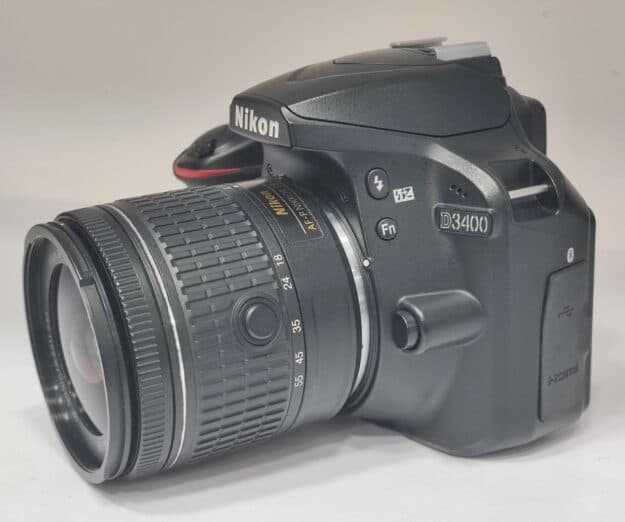 دوربین Nikon D3400 با لنز 55-18 کار کرده (در حد آک)