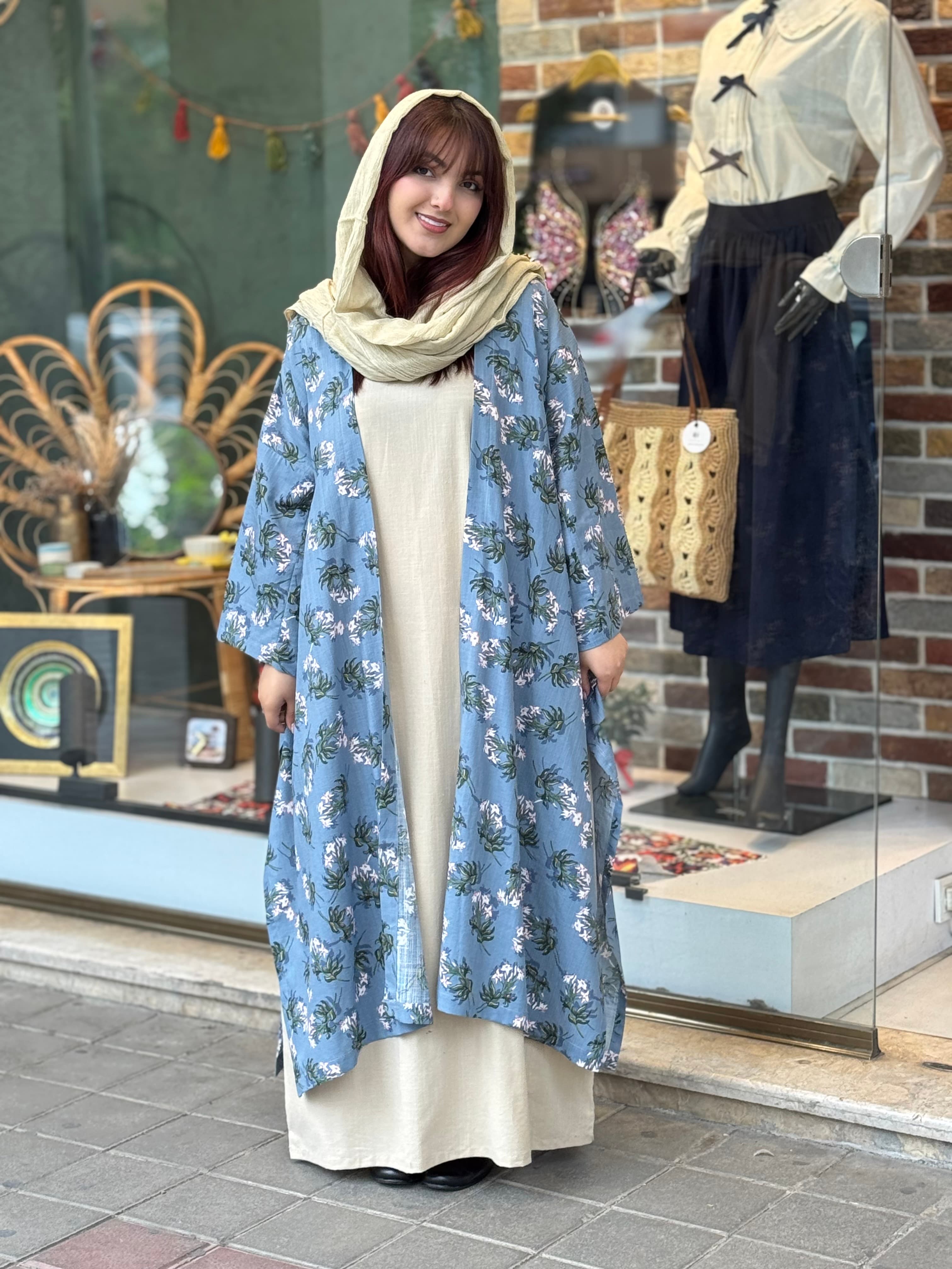 پانچ لارا آبی روشن گل سفید