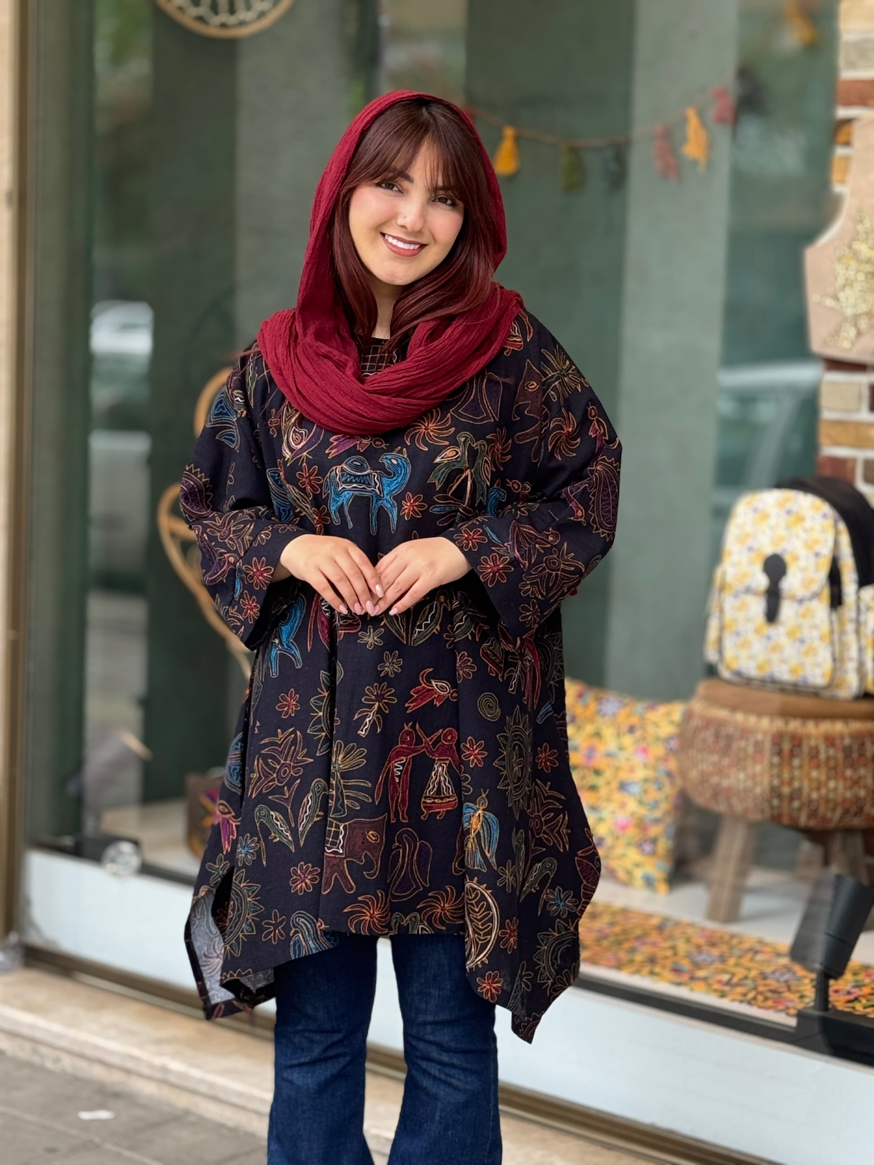 مانتو جلوبسته هنری مشکی طرح سوزندوزی — تصویر ۲