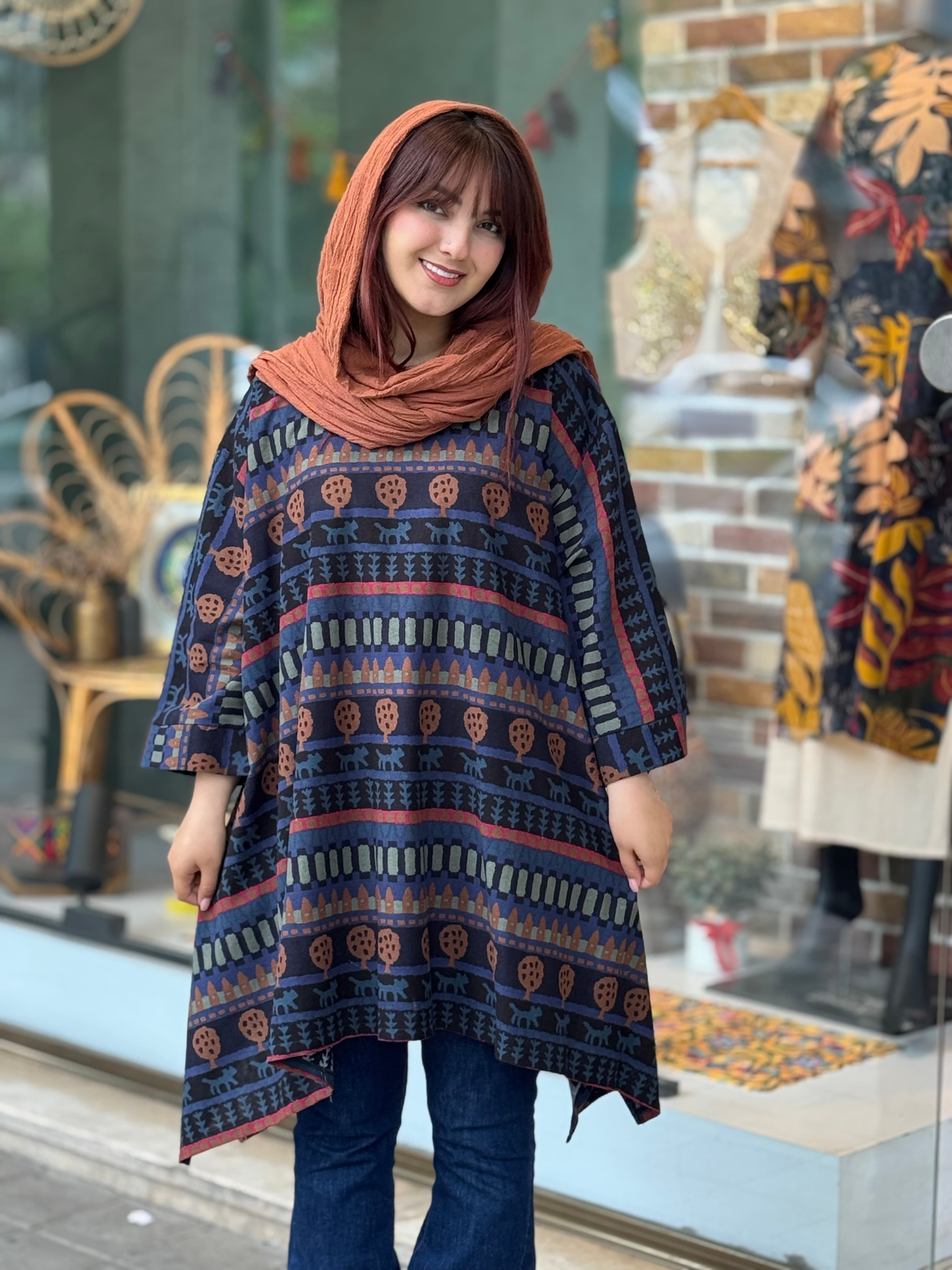 مانتو جلوبسته هنری راه راه طرح درخت و خونه — تصویر ۲