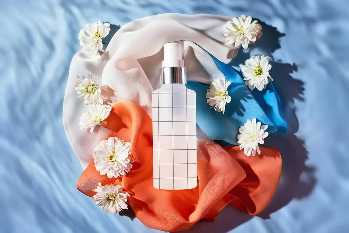 موکاپ بطری شیشه‌ای عطر شفاف — تصویر ۴