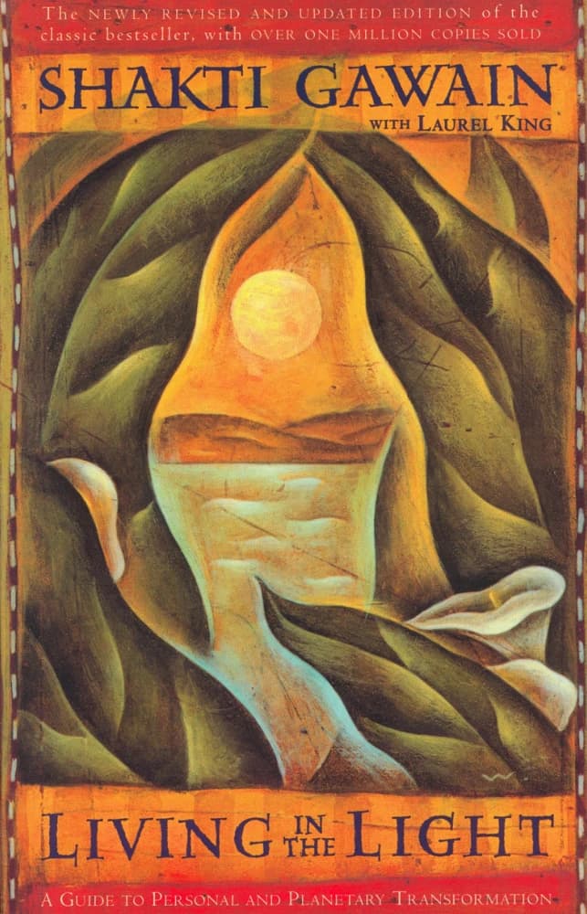 کتاب Living in the Light (زندگی در نور) نسخه انگلیسی PDF | شاکتی گاوین — تصویر ۲