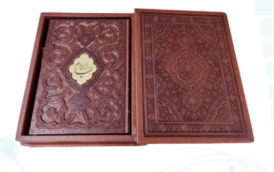 خیام ( وزیری – کاغذ گلاسه معطر – چرم جعبه دار – برجسته پروانه نفیس ) — تصویر ۲