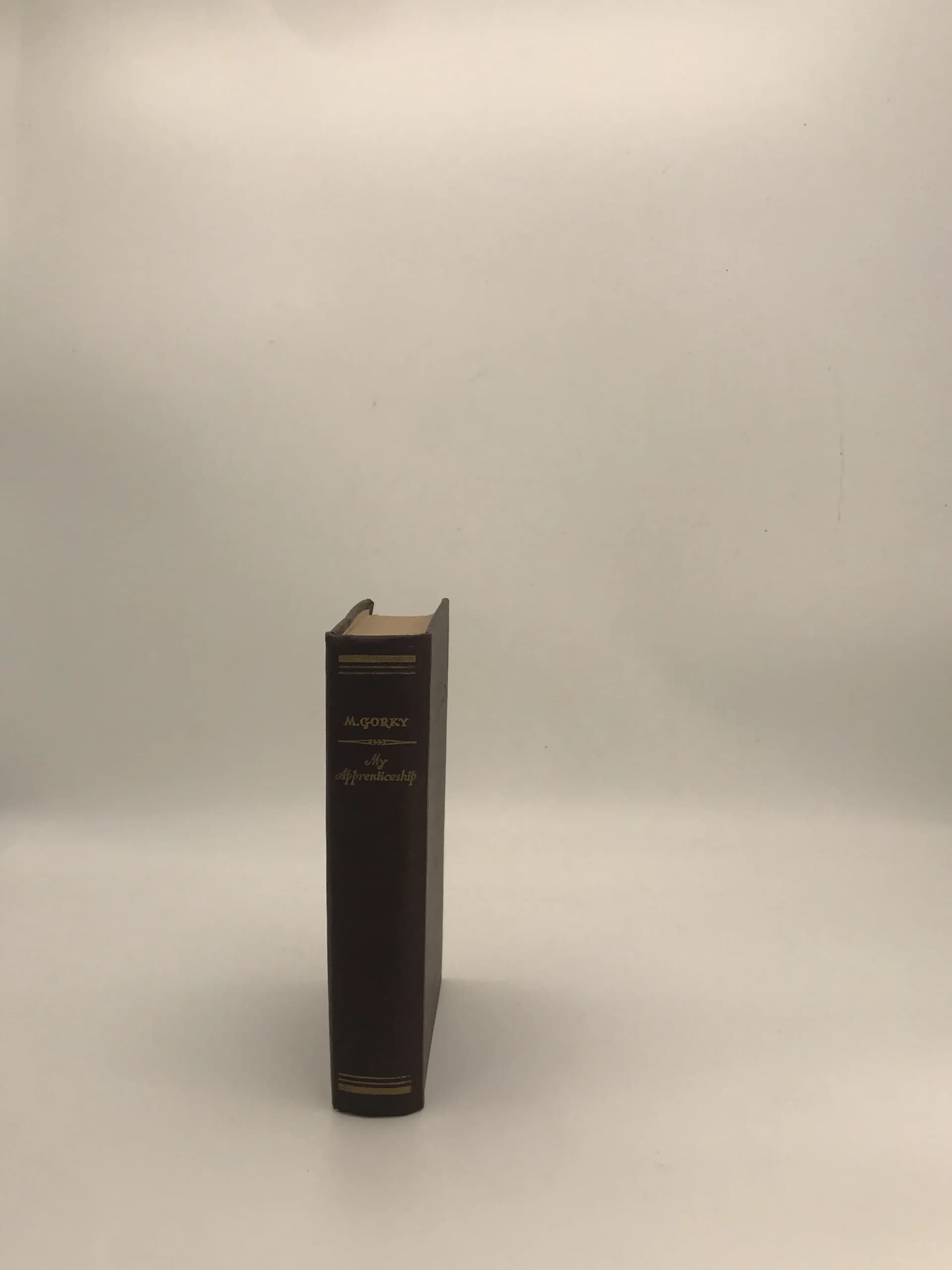 MY APPRENTICESHIP نوشته ماکسیم گورکی نسخه خاص و اصلی از سال 1953 — تصویر ۲