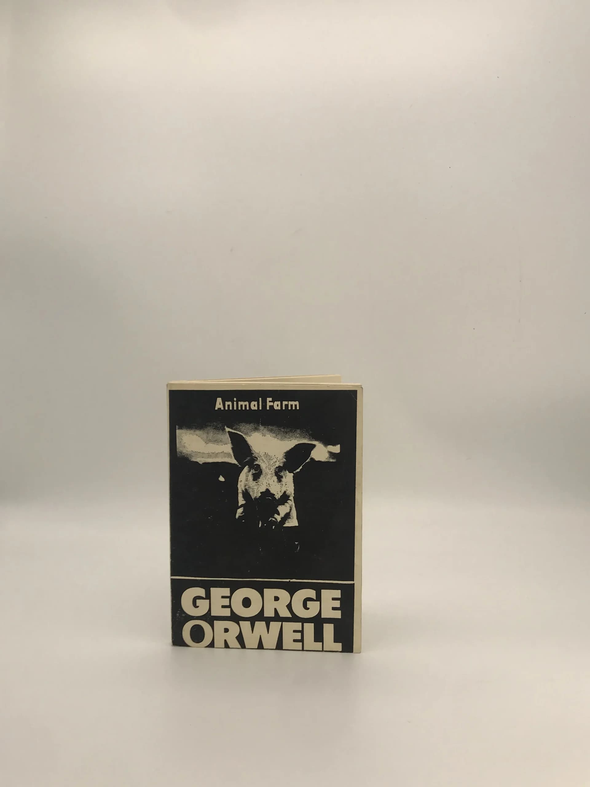 ANIMAL FARM نوشته George Orwell نسخه چاپ اصل 1983 از انتشارات Penguin Books — تصویر ۲
