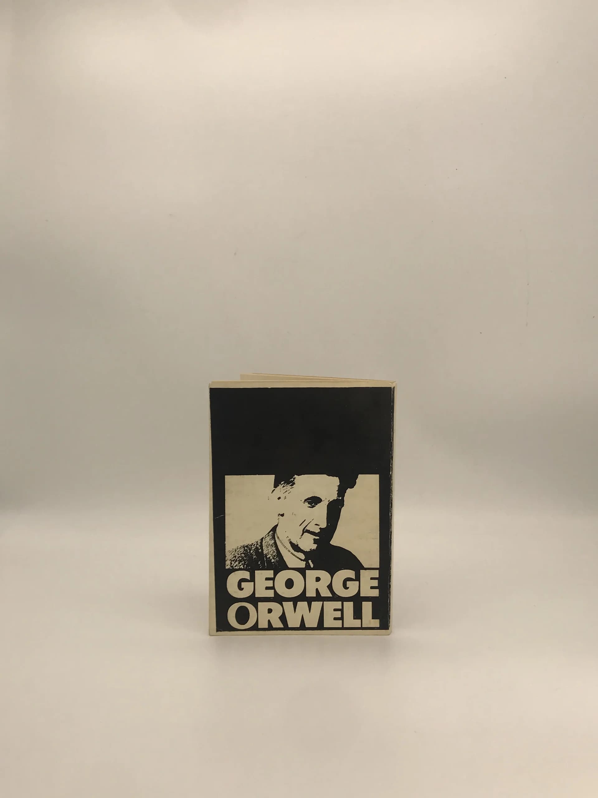 ANIMAL FARM نوشته George Orwell نسخه چاپ اصل 1983 از انتشارات Penguin Books — تصویر ۳