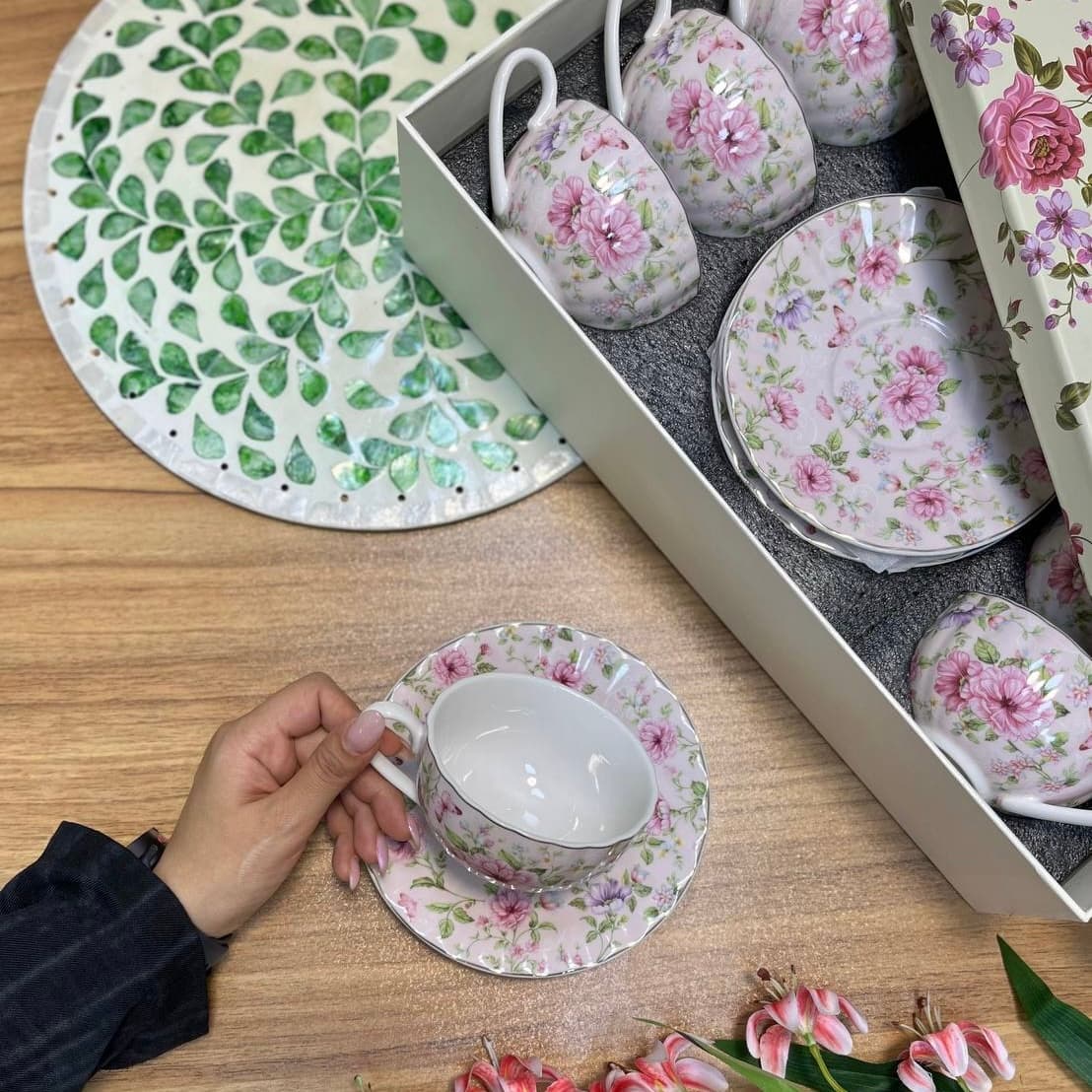ست چایخوری ۱۲ پارچه گل‌دار کد 6148 | فنجان و نعلبکی چینی طرح گل‌های صورتی و بنفش — تصویر ۳