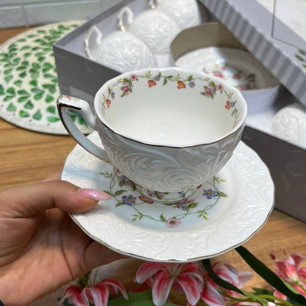 ست چایخوری ۱۲ پارچه گل‌دار کد 6111 | فنجان و نعلبکی چینی طرح با نقش برجسته و گل‌های ظریف