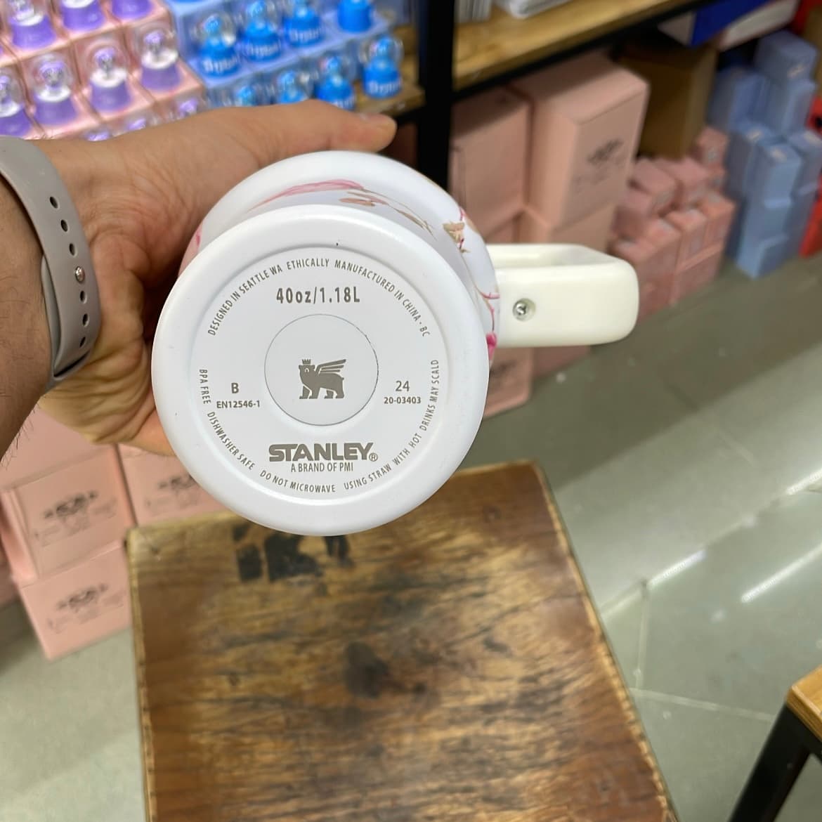 ماگ دسته‌دار استنلی گلدار رز صورتی 1.18 لیتر | مدل Quencher Tumbler H2.0 — تصویر ۶