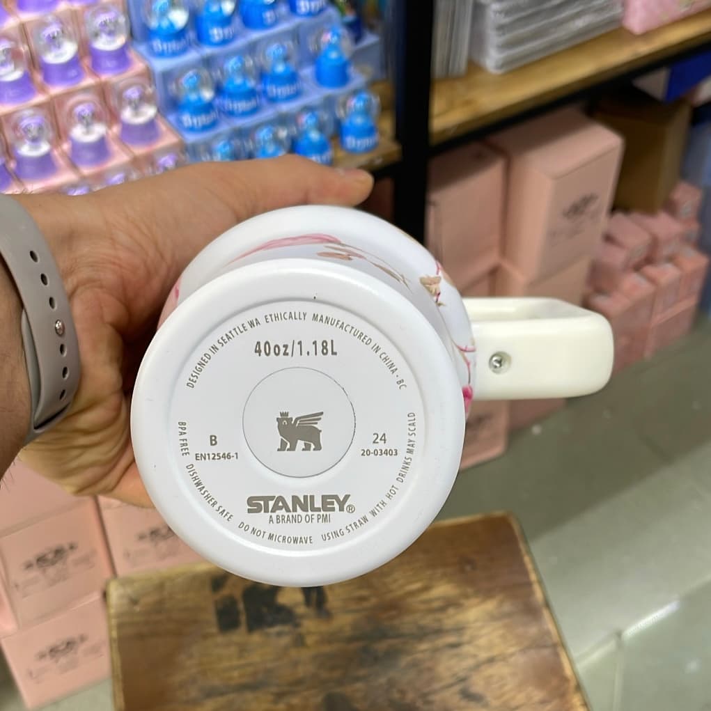 ماگ دسته‌دار استنلی گلدار رز صورتی 1.18 لیتر | مدل Quencher Tumbler H2.0 — تصویر ۷