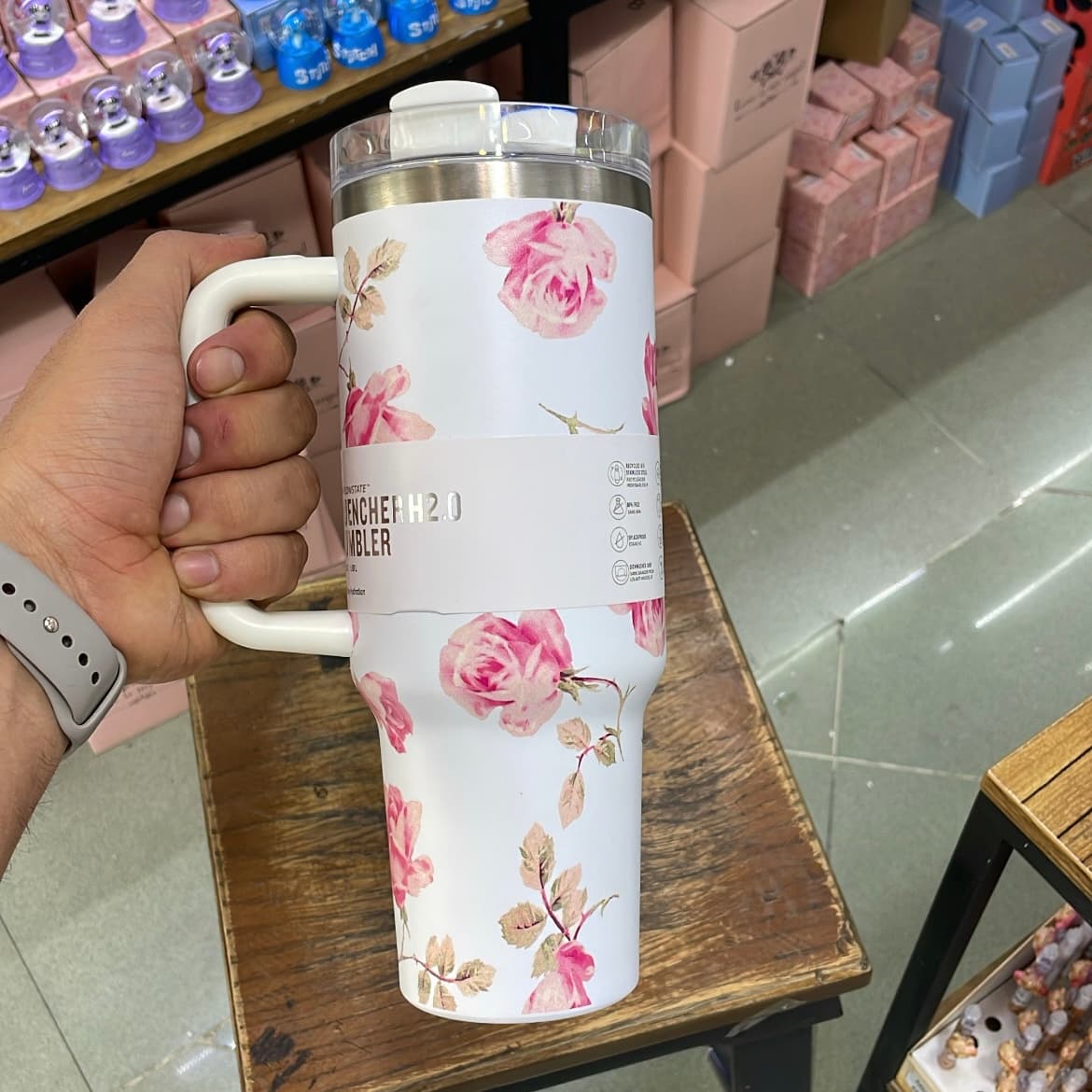 ماگ دسته‌دار استنلی گلدار رز صورتی 1.18 لیتر | مدل Quencher Tumbler H2.0 — تصویر ۳