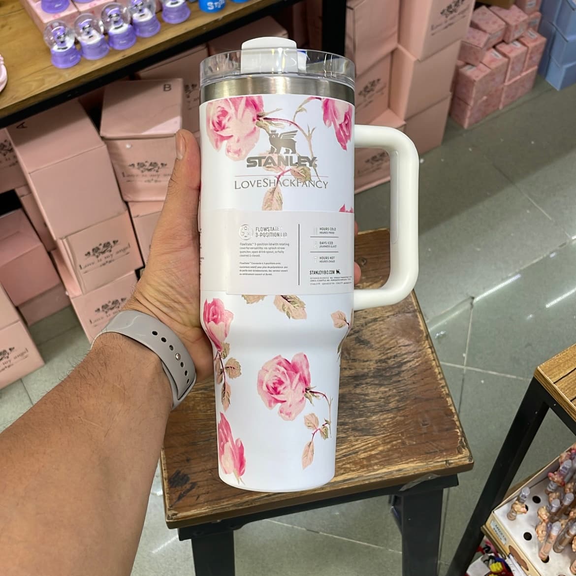 ماگ دسته‌دار استنلی گلدار رز صورتی 1.18 لیتر | مدل Quencher Tumbler H2.0 — تصویر ۲