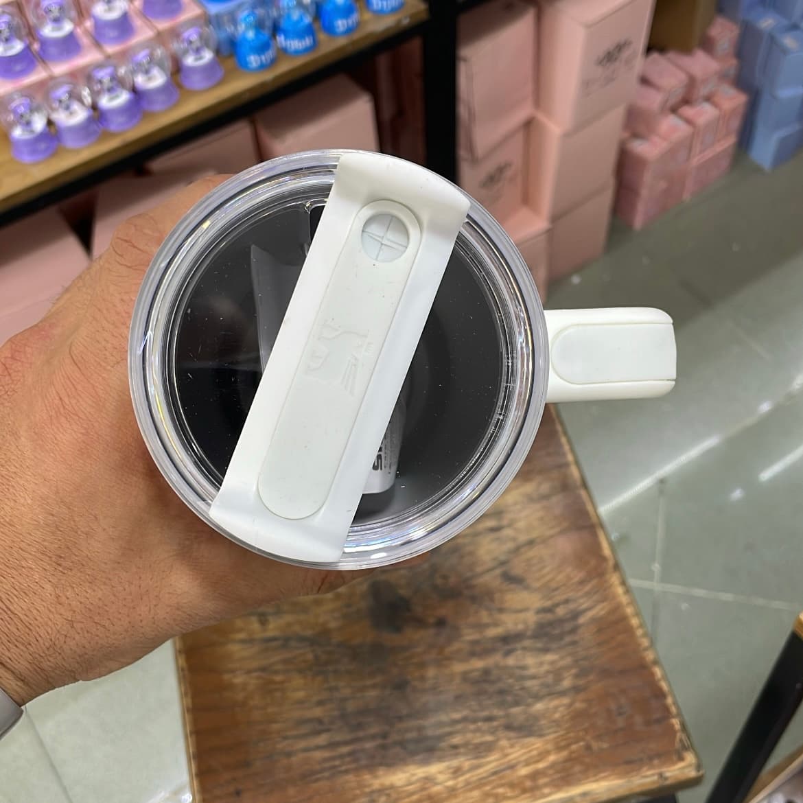 ماگ دسته‌دار استنلی گلدار رز صورتی 1.18 لیتر | مدل Quencher Tumbler H2.0 — تصویر ۵