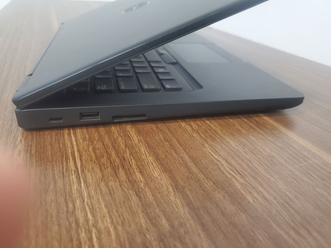 لپ تاپ Dell مدل Latitude 5490 سایز 14.1 اینچ پردازنده اینتل core i7 8650U هارد 512 ssd m2 رم 16 گیگ (مشابه نو ) — تصویر ۳