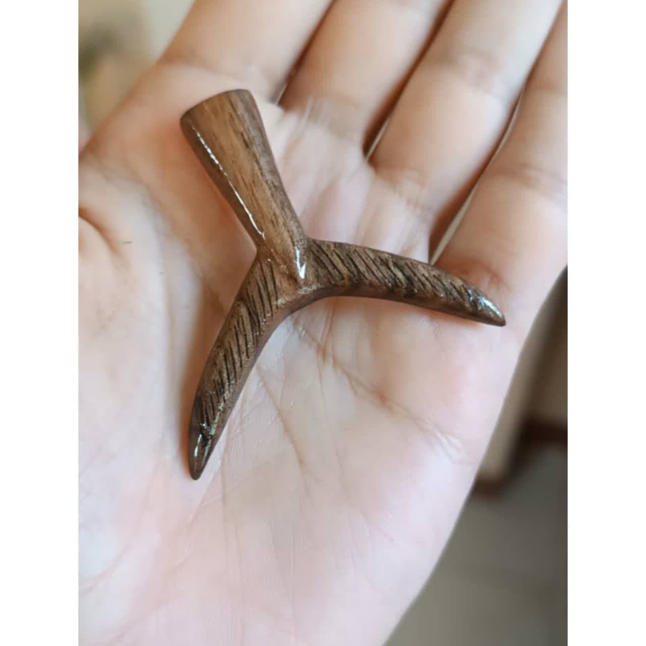 گردنبند ماهیگیری چوبی طرح دم مارلین — تصویر ۵