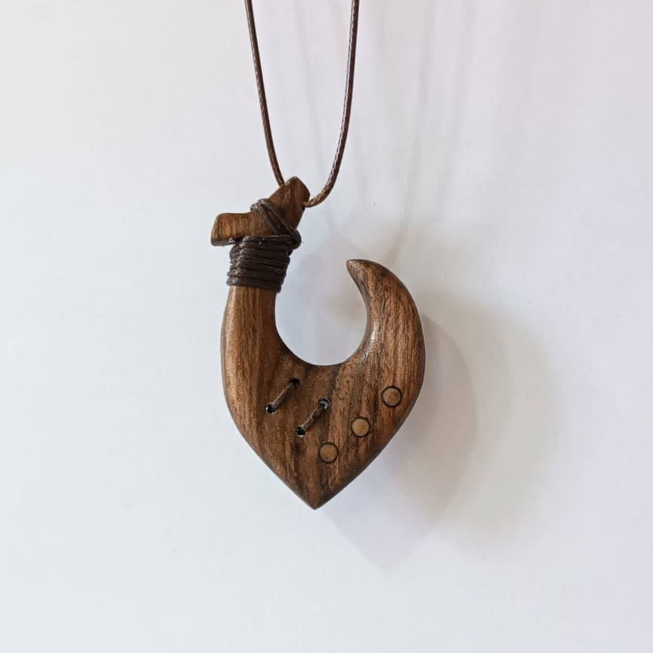 گردنبند قلاب ماهیگیری چوبی طرح خارک — تصویر ۵