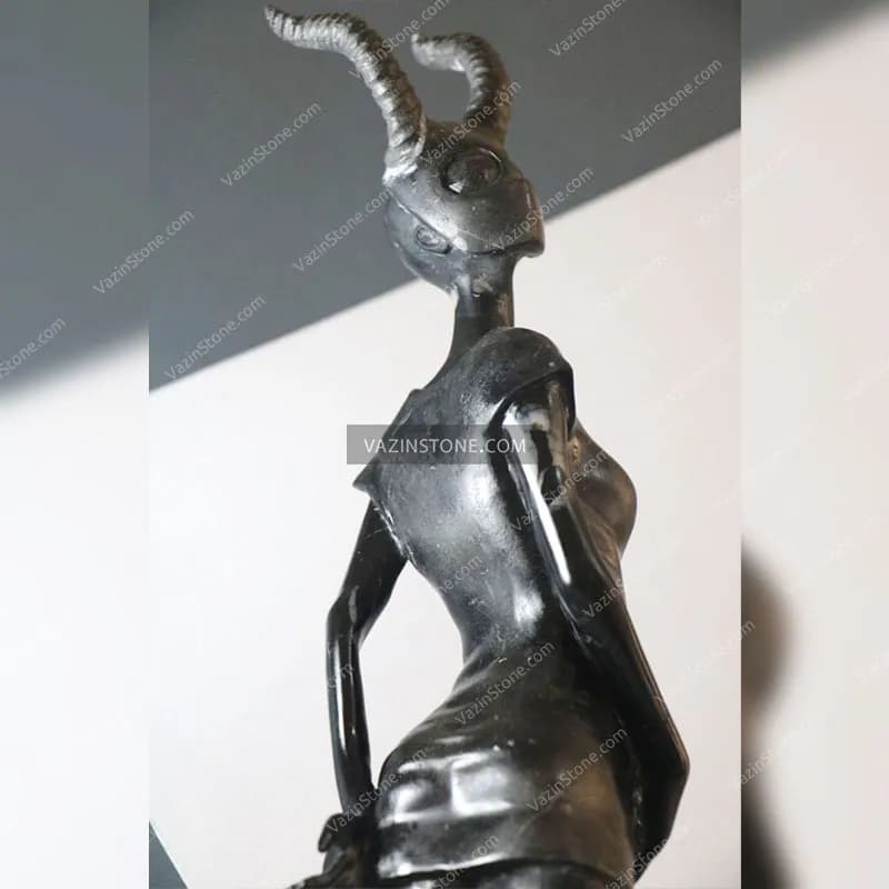 مجسمه سنگی مدیسا — تصویر ۵