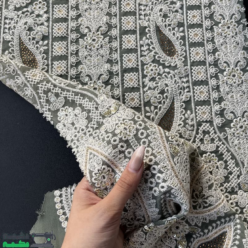 حریر حاشیه دار زمینه سبز سدری — تصویر ۴