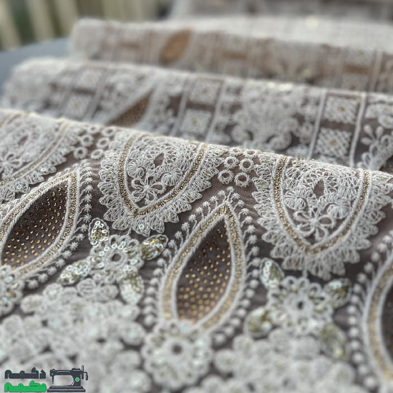 حریر حاشیه دار زمینه قهوه ای — تصویر ۴