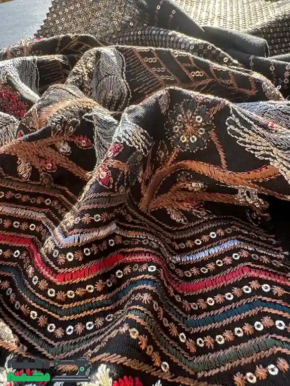 پارچه لینن سوزن دوزی طرح پرنده مشکی — تصویر ۳