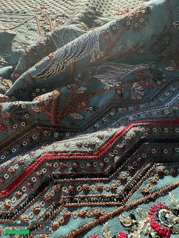 پارچه لینن سوزن دوزی طرح پرنده فیروزه ای روشن — تصویر ۵