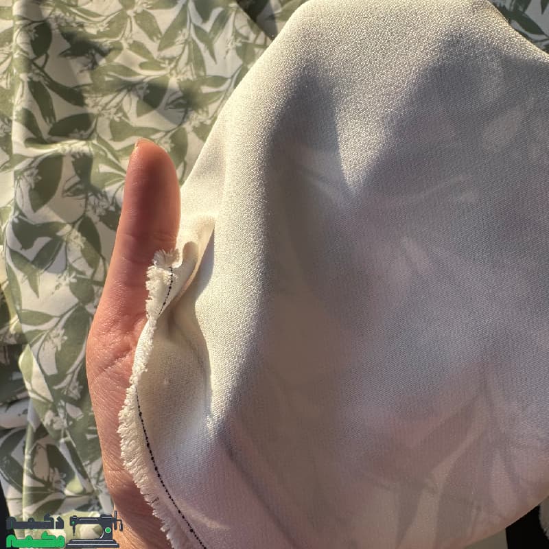 کرپ مازراتی طرح دار زمینه سبز سدری — تصویر ۵