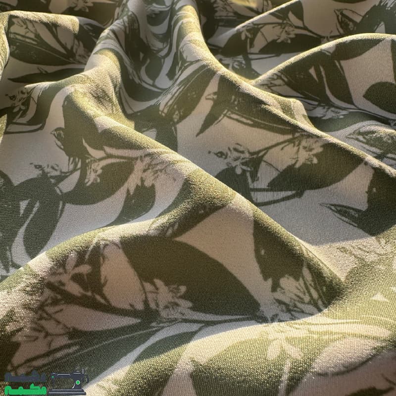 کرپ مازراتی طرح دار زمینه سبز سدری — تصویر ۳