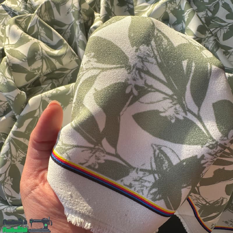 کرپ مازراتی طرح دار زمینه سبز سدری — تصویر ۴