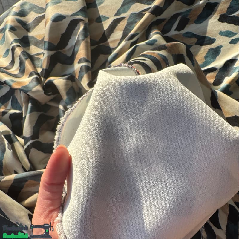 کرپ مازراتی طرح دار زمینه کرم قهوه ای — تصویر ۵